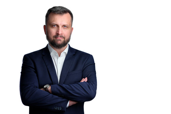 Tomasz Oleszak-zdjecie biznesowe-portret wizerunkowy-headshot-kardiolog-lekarz-poznan-garnitur-sesja biznesowa.
