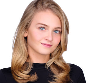 Wiktoria, portret headshotowy na białym tle