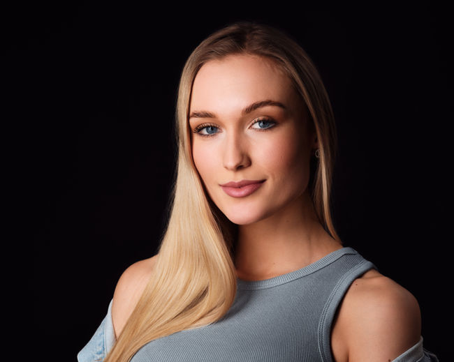 Portret wizerunkowy wykonany w studiu. Zdjęcie wysokiej jakości, prezentujące profesjonalny wizerunek będące efektem nowoczesnej sesji zdjęciowej.