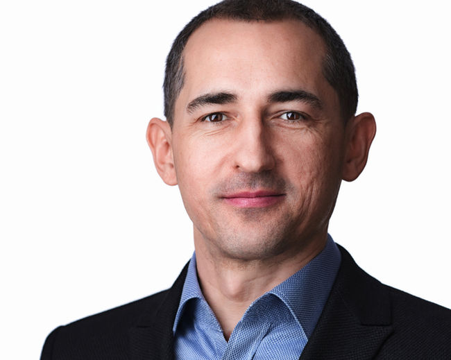 Tomasz nowoczesny portret biznesowy, w stylistyce headshotu wizerunkowego na białym tle.