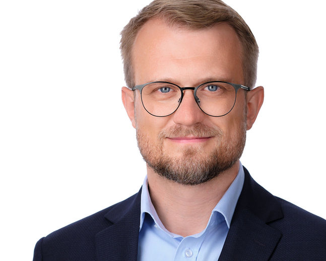 Nowoczesny portret headshotowy na białym tle. Profesjonalne zdjęcie wizerunkowe będące wynikiem świetnej sesji biznesowej.