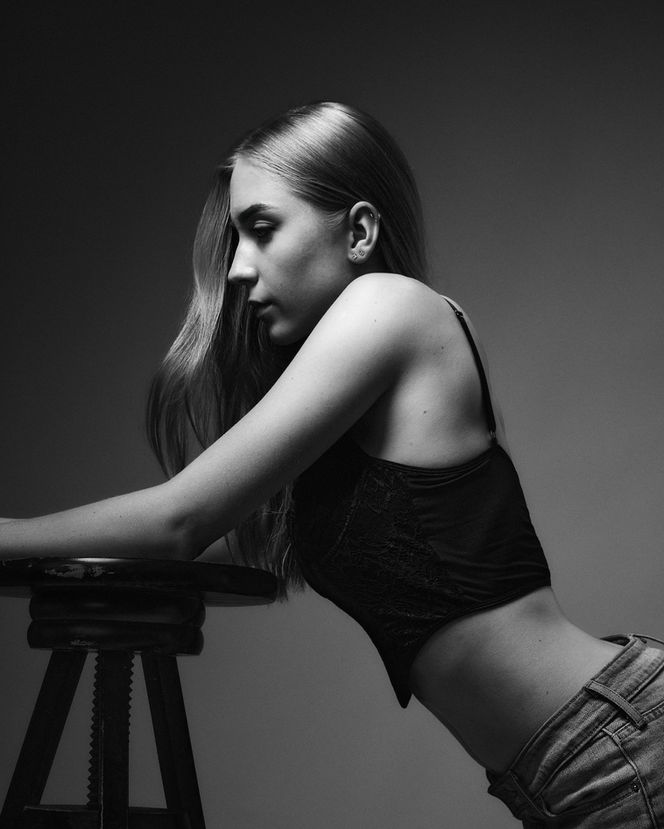 Julia, zdjęcie portretowe z sesji w studiu. Zdjęcie z profilu.