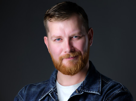 Autoportret-fotograf-Jakub-Strumillo-zdjecie-wizerunkowe-portret-headshot-poznan-biznes-je