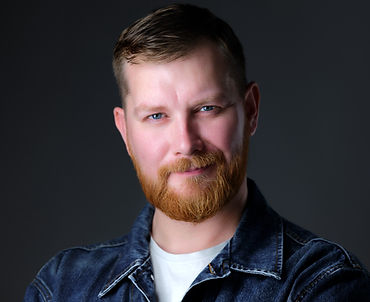 Autoportret-fotograf-Jakub-Strumillo-zdjecie-wizerunkowe-portret-headshot-poznan-biznes-je