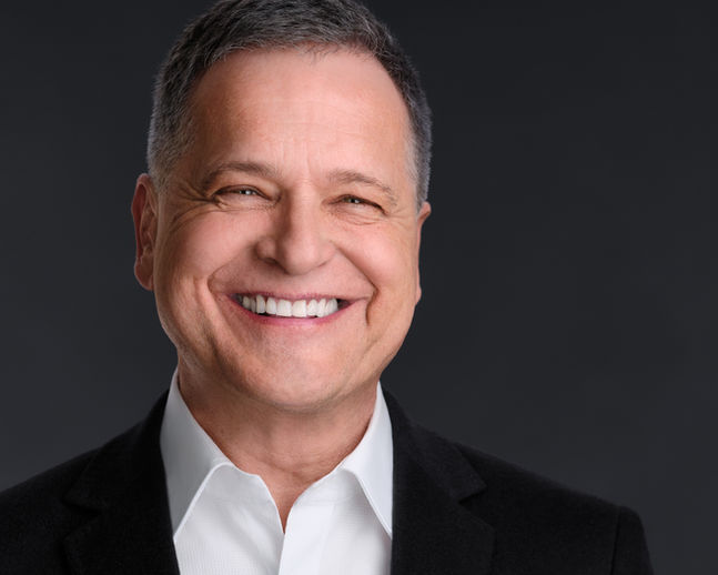 Piotr, portret headshot w stylistyce zdjęć wizerunkowych na ciemnym tle