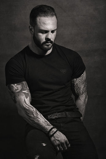 Czarno białe zdjęcie portretowe. Autorem zdjęcia jest najlepszy fotograf biznesowy w Polsce. Jakub Strumiłło - Fotograf Headshot z Poznania.