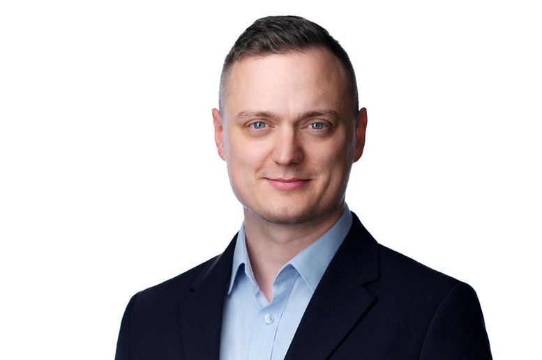 nowoczesny portret biznesowy, w stylistyce headshotu wizerunkowego na białym tle.