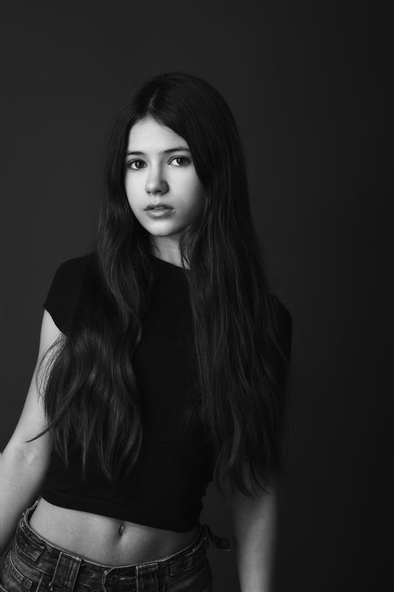 Ksenia, portret w czerni i bieli.