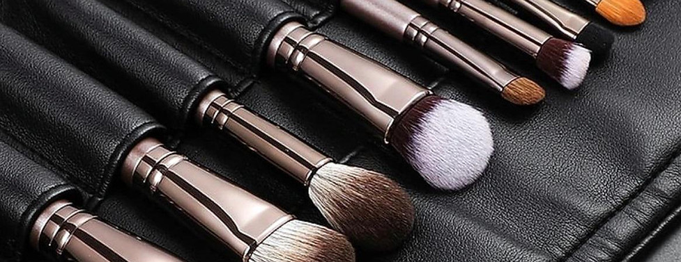 Pędzle do makijażu leżące na skurzanym futerale. Zbliżenie na sprzęd konieczny do wykonania wizażu do sesji zdjęciowej biznesowej, portretowej i headshotowej.