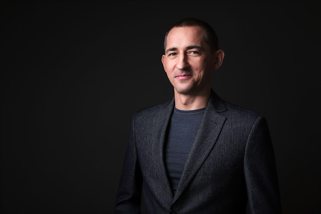 Portret wizerunkowy wykonany w studiu. Zdjęcie wysokiej jakości, prezentujące profesjonalny wizerunek będące efektem nowoczesnej sesji zdjęciowej.