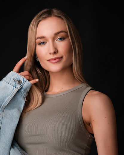 Portret wizerunkowy wykonany w studiu. Zdjęcie wysokiej jakości, prezentujące profesjonalny wizerunek będące efektem nowoczesnej sesji zdjęciowej.