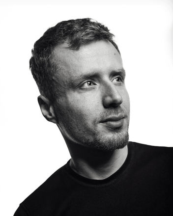 Piotr, portret aktorski na białym tle.