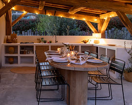 Belle cuisine d'été décorée avec soin et fonctionnelle