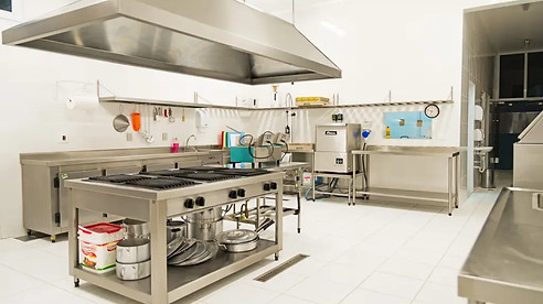 Cozinha industrial em inox com utensílios de cozinha coloridos