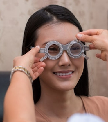 chinese-women-doing-eyes-examination-optical-shop-consultation-with-ophthalmologist_35534-