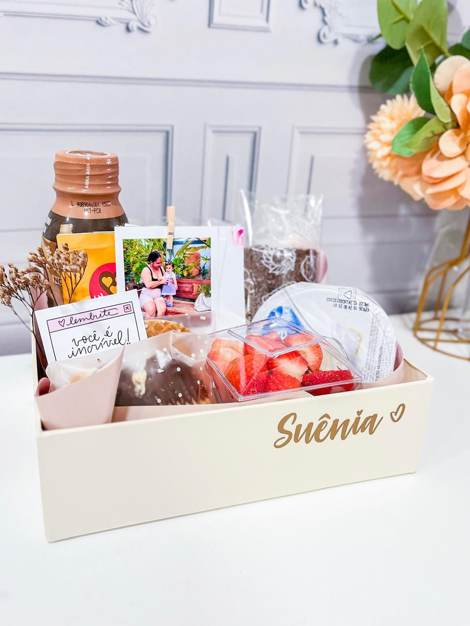 Cesta de café da manhã personalizada com biscoitos, suco, flores e balão, presente afetivo e elegante.