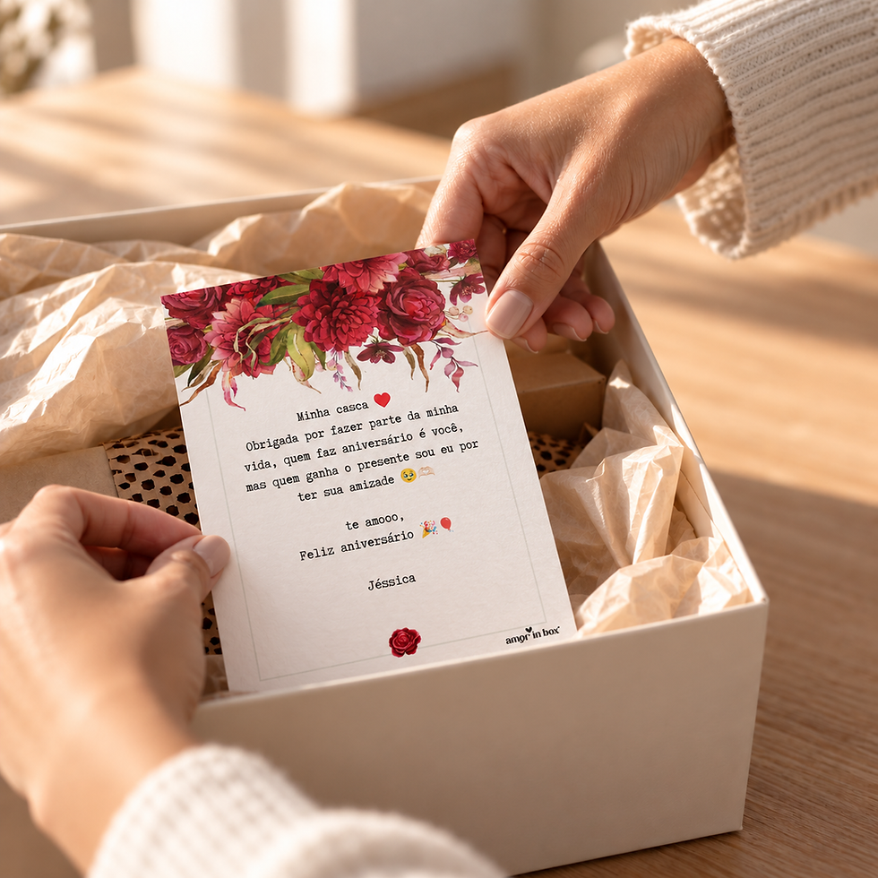 Cartão de aniversário dentro de uma caixa de presente da Amor in Box.