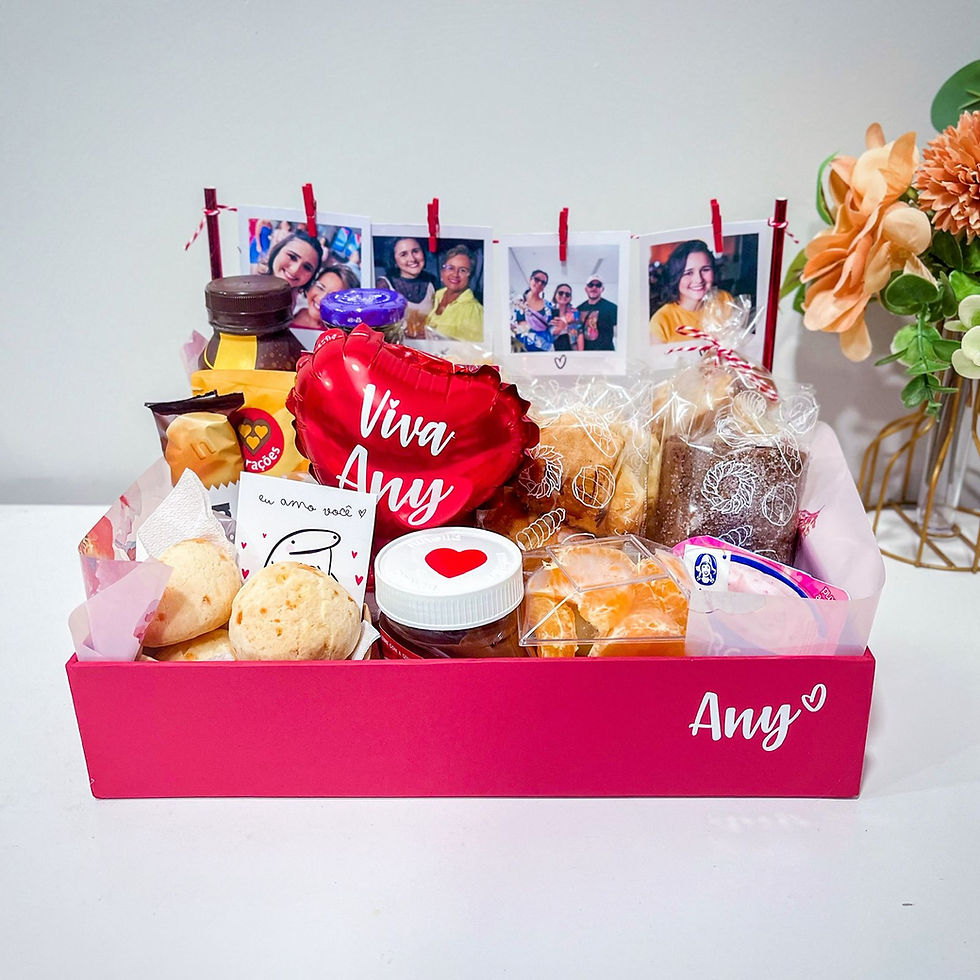 Miniatura: Café da manhã casal bodas com pelúcia, fotos e guloseimas em caixa vermelha.