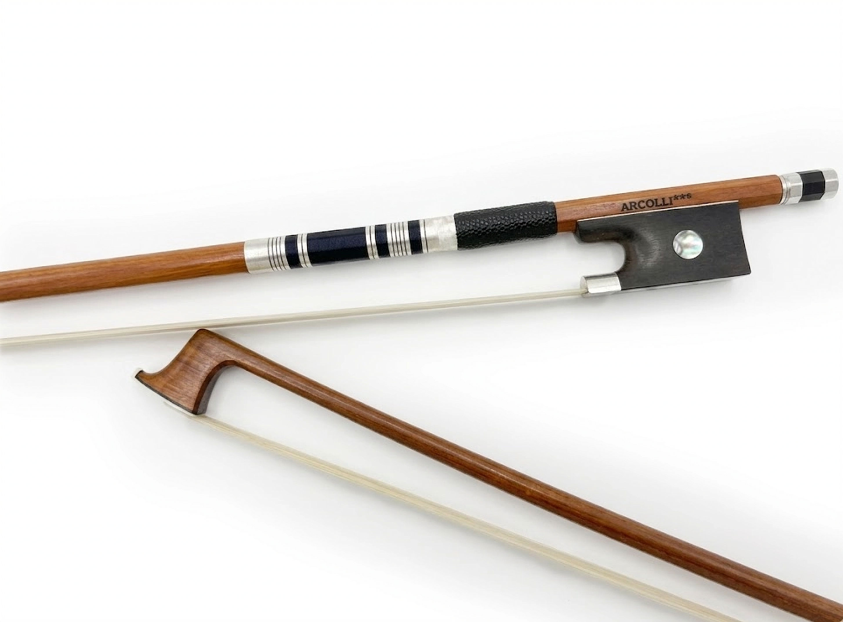 תקריב על קשת כינור פרנמבוקו ARCOLLI ***. מציגה את הפרוג המעוטר וראש הקשת מעץ אדמדם איכותי.