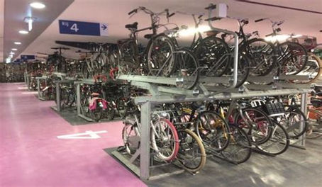 A Amsterdam, un immense parking à vélo… sous un lac