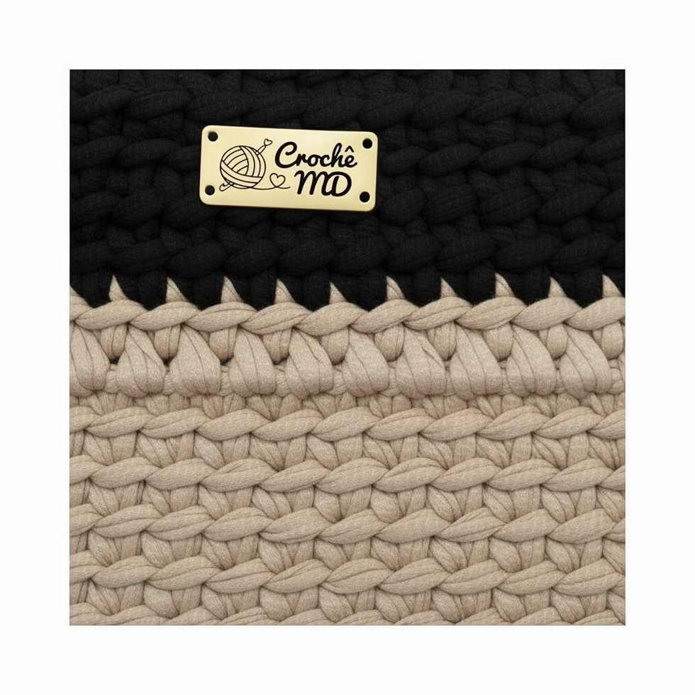 Miniatura: Zoom da Clutch Mélodie MD Création em crochê branco gelo e marrom café, destacando a textura e a placa MD Création.