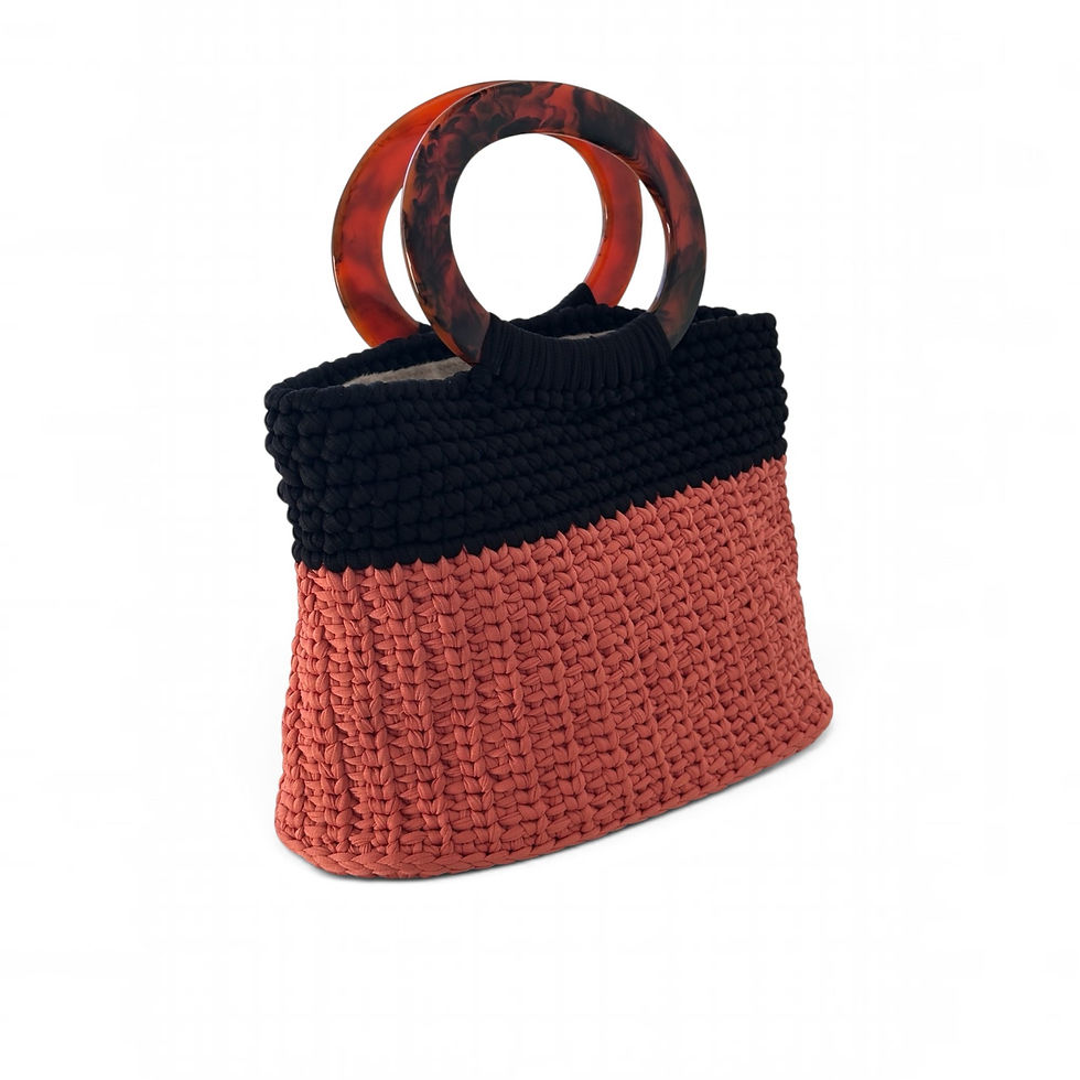 Mini bolsa Confiance MD Création de crochê, vista 3/4, destacando o contraste preto–rosa coral e a alça circular de madeira.