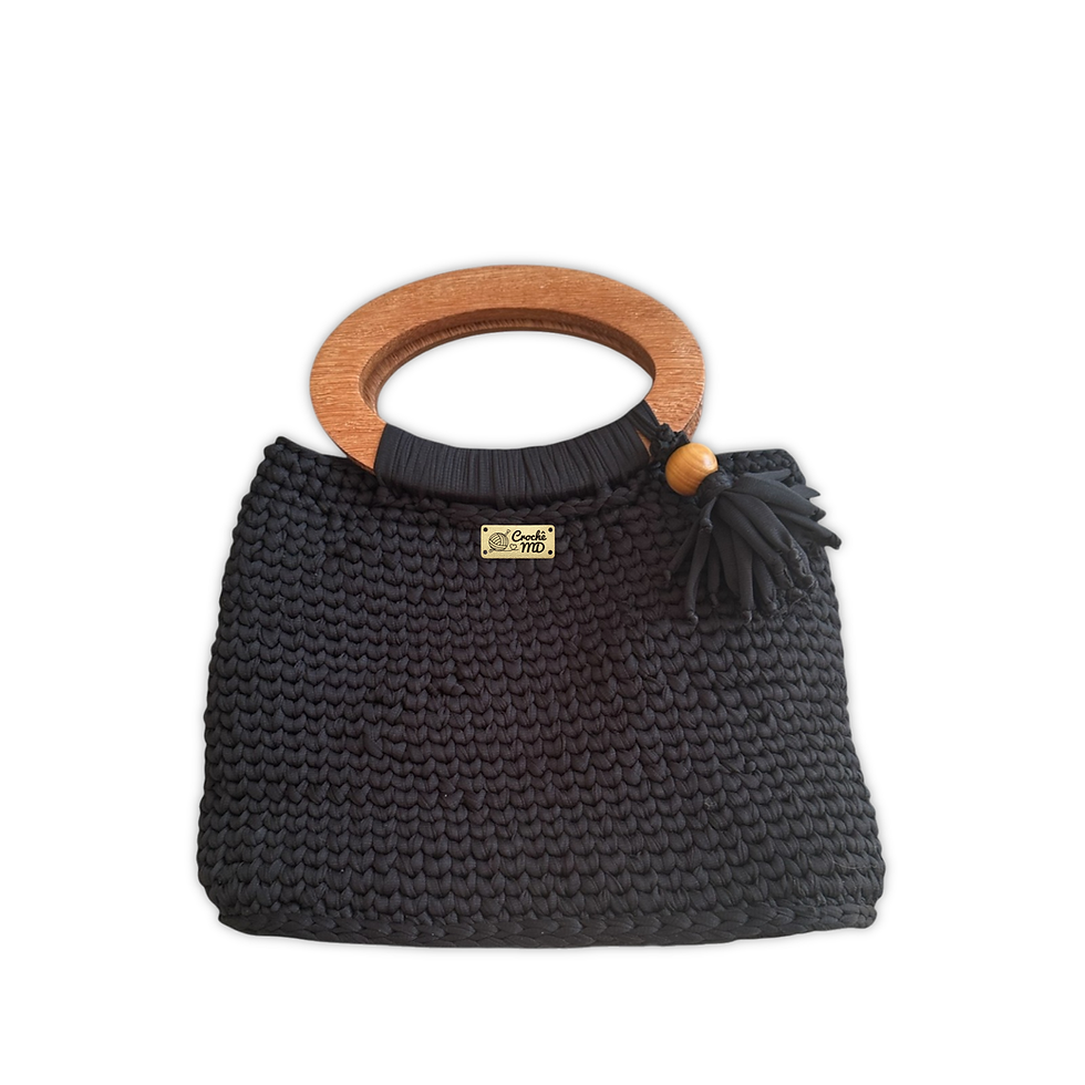 Bolsa feminina preta de crochê Intense MD Création com alça de madeira.