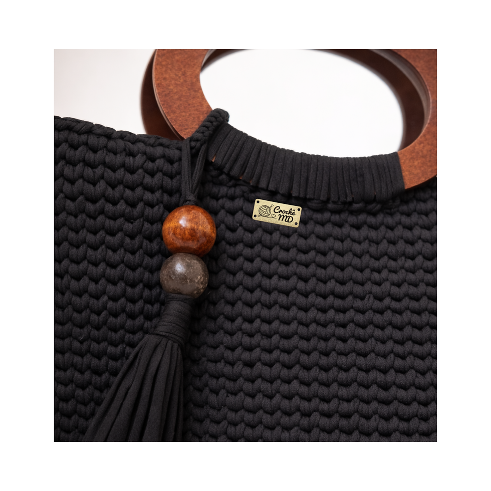 Miniatura: Textura da bolsa feminina Vibration MD Création em crochê preto com alça oval de madeira e pingente artesanal.
