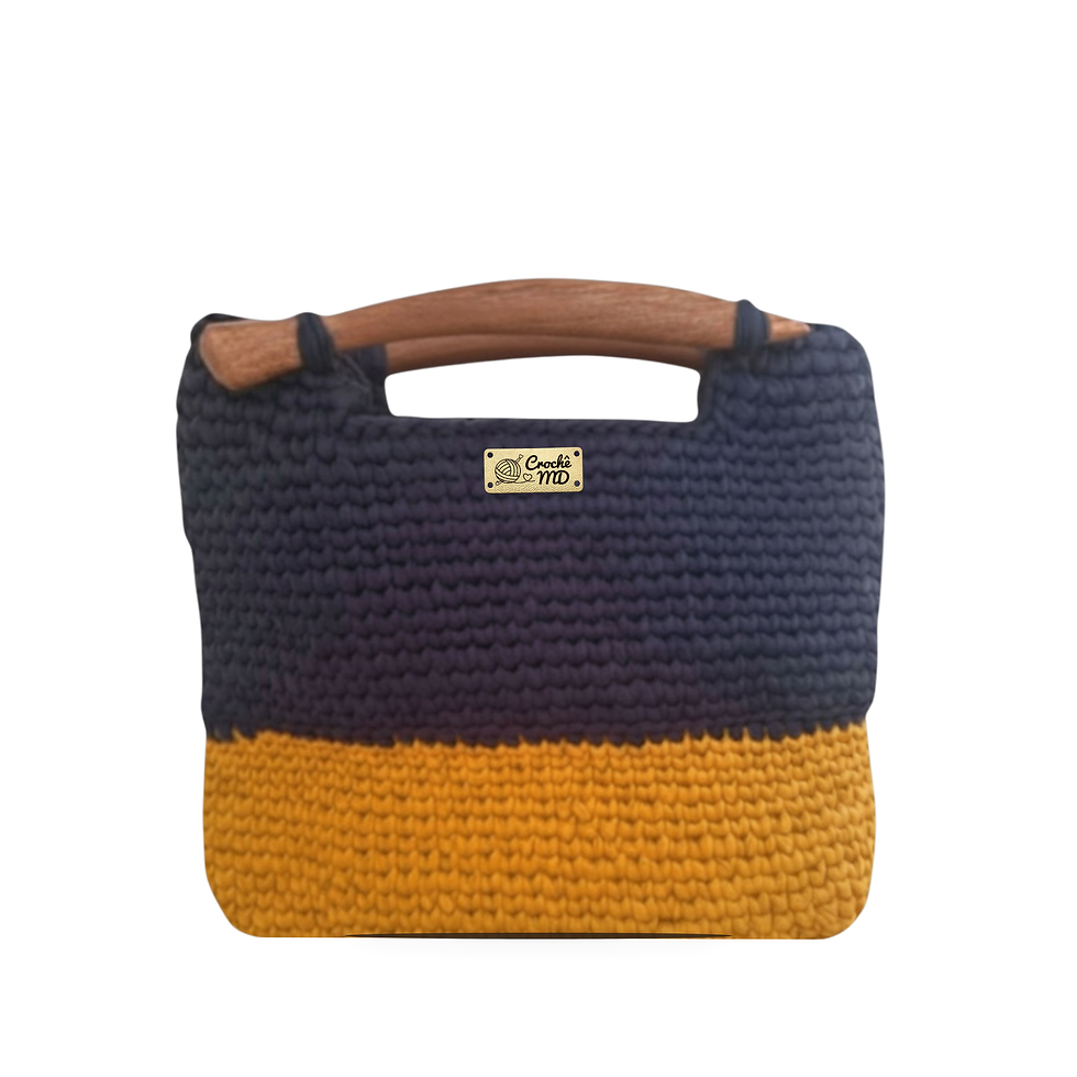 Bolsa feminina de crochê Liberté MD Création azul e mostarda com alça em forma de peixe em madeira.