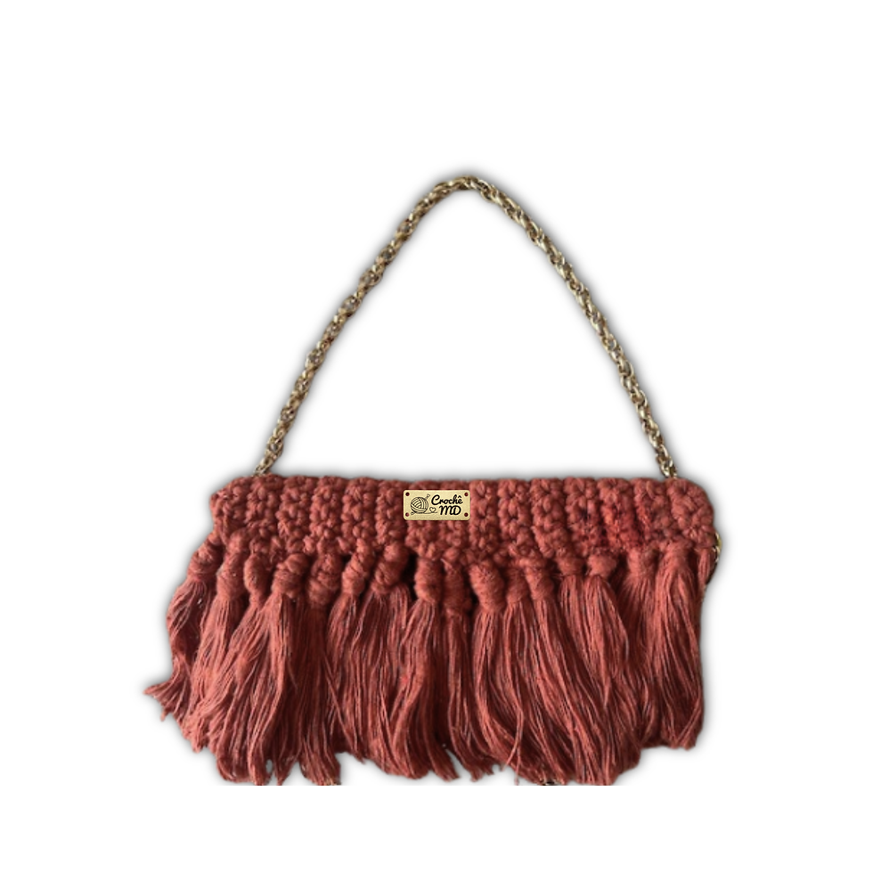 Clutch de crochê terracota Onde MD Création vista frontal, com alça dourada e textura artesanal detalhada em fundo branco.