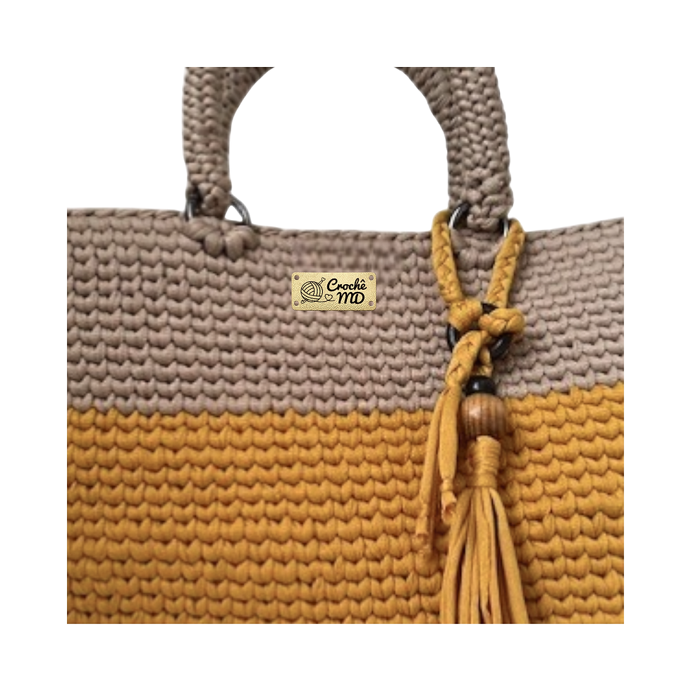 Miniatura: Textura da bolsa feminina Inspiration MD Création, mostrando o crochê bicolor, a alça arredondada e o tassel amarelo.