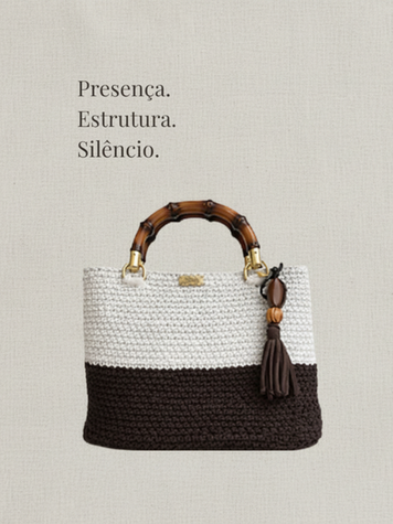 Bolsa de crochê artesanal bicolor com alças de bambu. Presença. Estrutura. Silêncio.