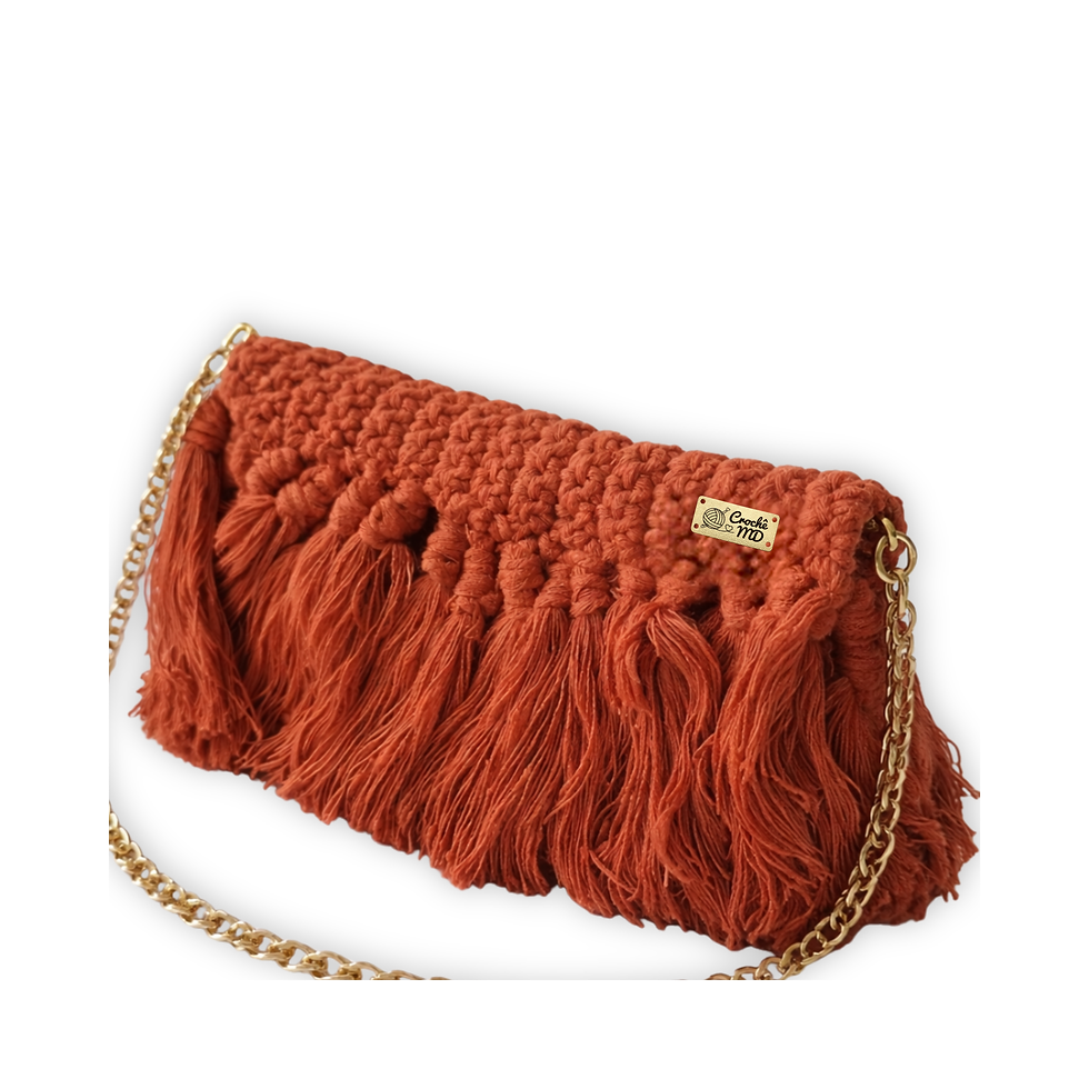 Clutch de crochê Onde terracota MD Création vista 3/4, com alça dourada e textura artesanal detalhada em fundo branco.