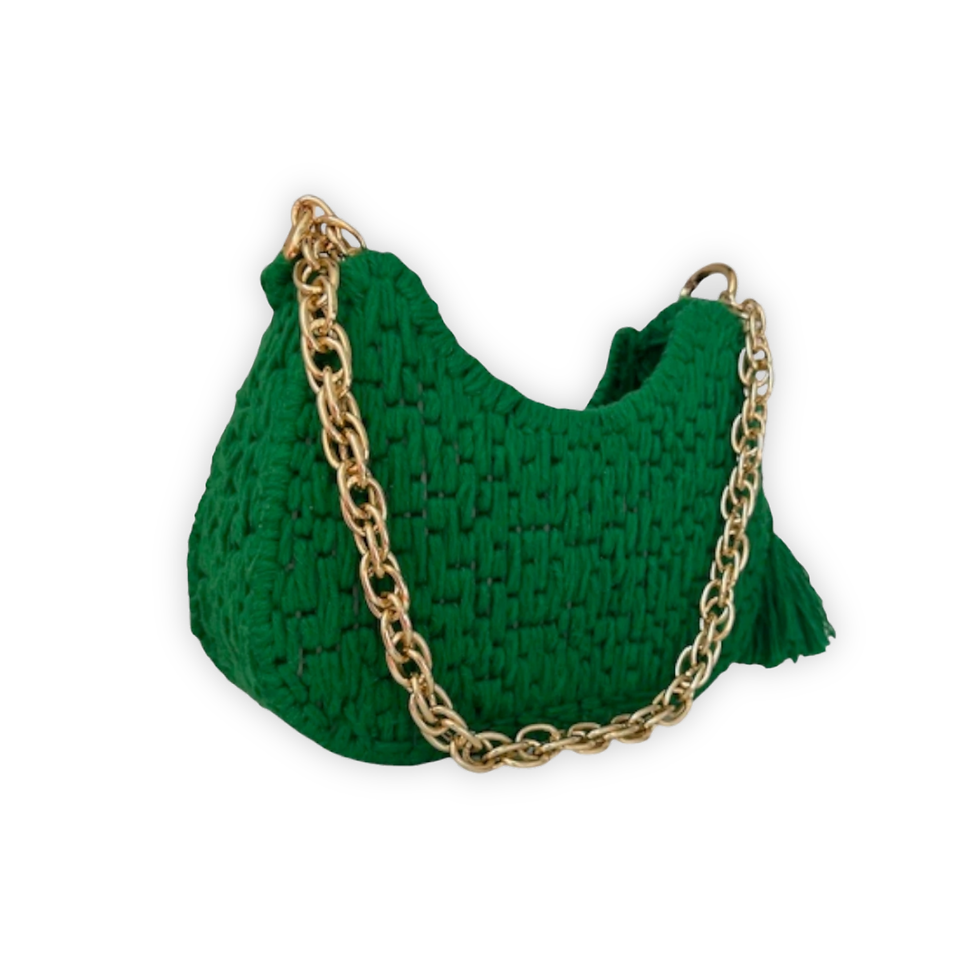 olsa de tapeçaria verde Éclosion MD Création com corrente dourada e tassel vista em ângulo 3/4 em fundo branco.