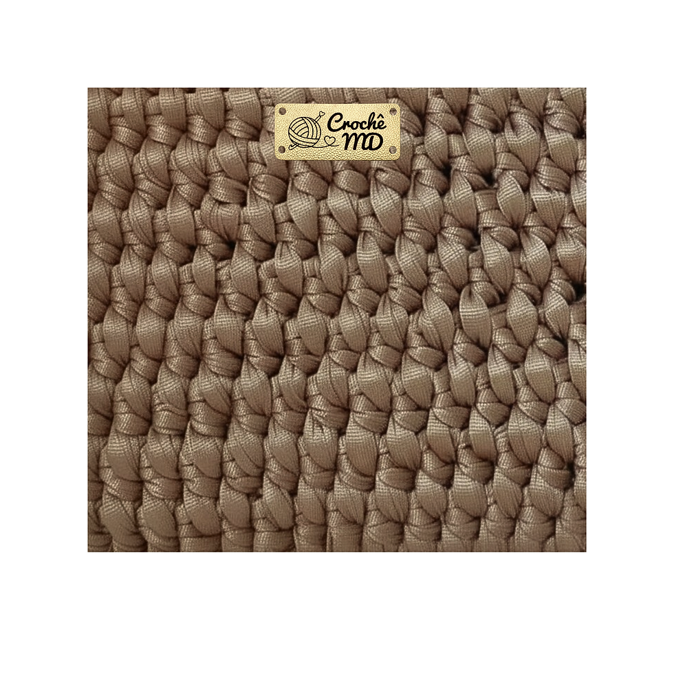 Miniatura: extura da Clutch em crochê fendi taupe Résonance MD Création com alça de corrente dourada, peça artesanal de luxo silencioso.