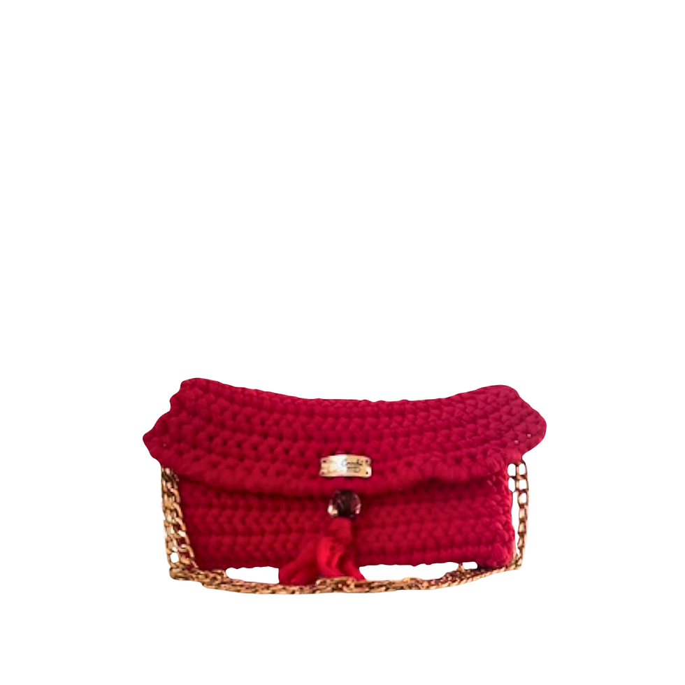 Clutch de crochê vermelha com corrente dourada e detalhe.