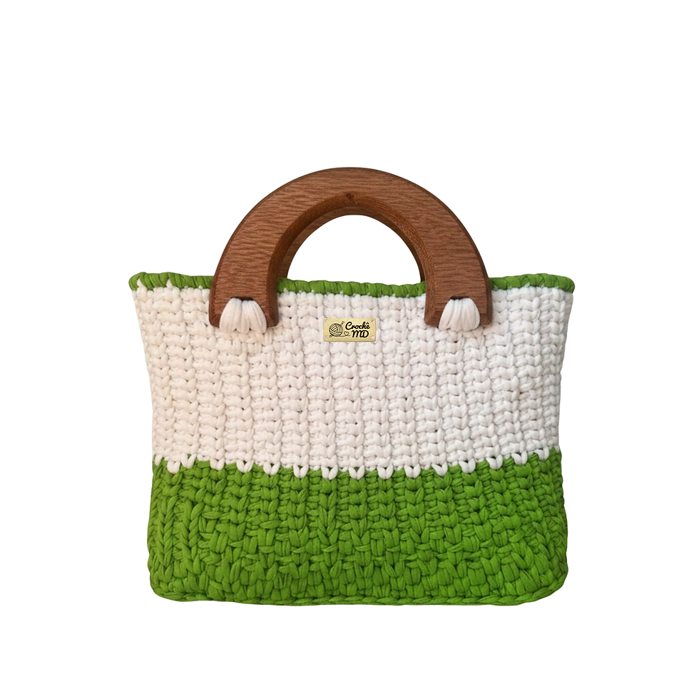 Bolsa de crochê feminina verde e branca Tonique MD Création com alça de madeira  rígida em arco.