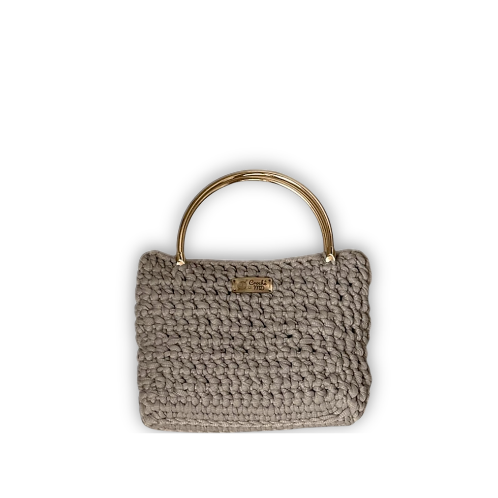 Mini bolsa de crochê cinza Bijou MD Création com alças douradas, vista frontal.