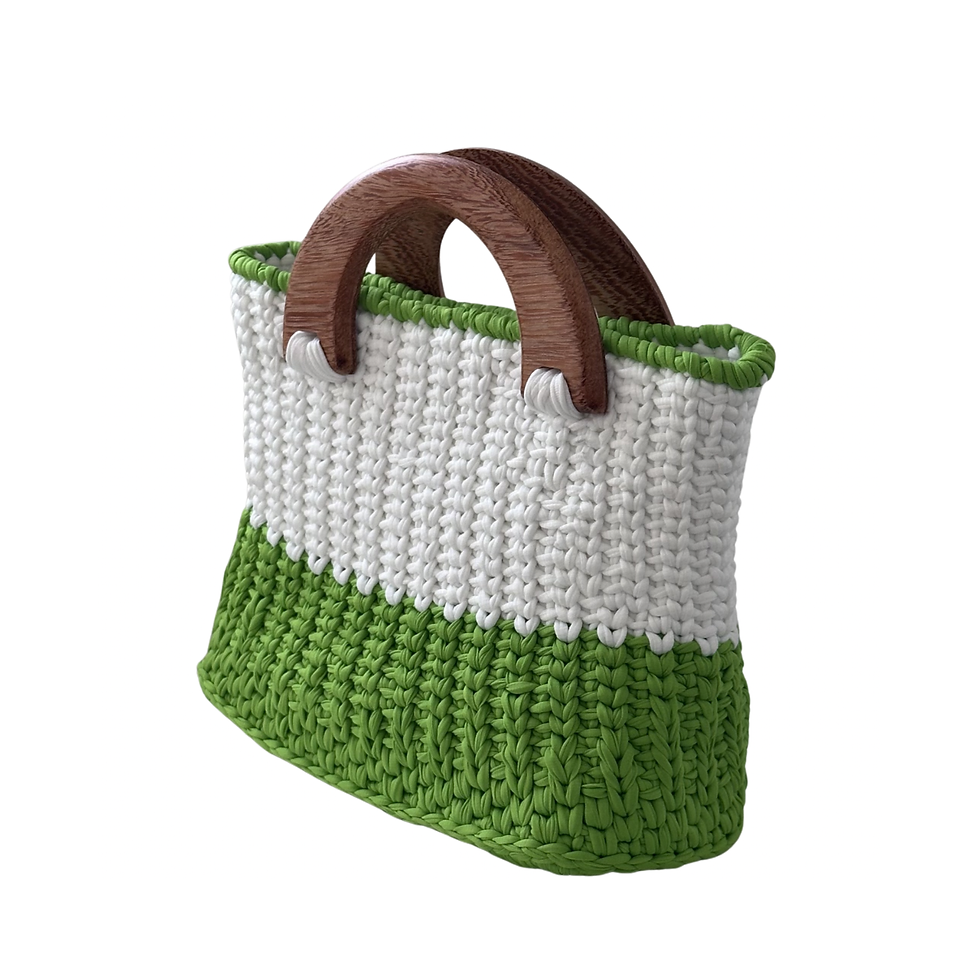 Bolsa de crochê feminina verde e branca MD Création vista 3/4 com alça de madeira rígida em arco.