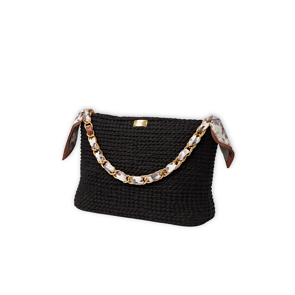 Clutch de crochê preta Essence MD Création com corrente dourada e lenço decorativo, design autoral artesanal. Vista 3/4.