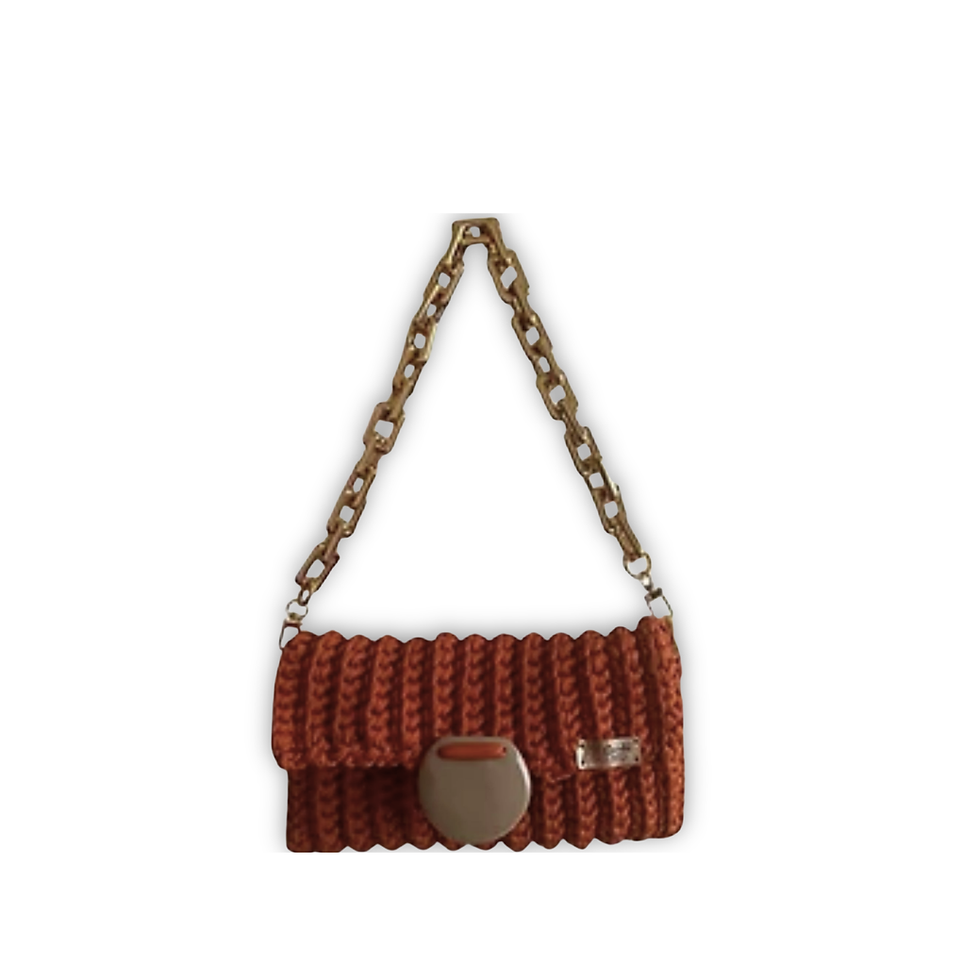 Clutch Sillage MD Création de crochê terracota com alça de corrente dourada.