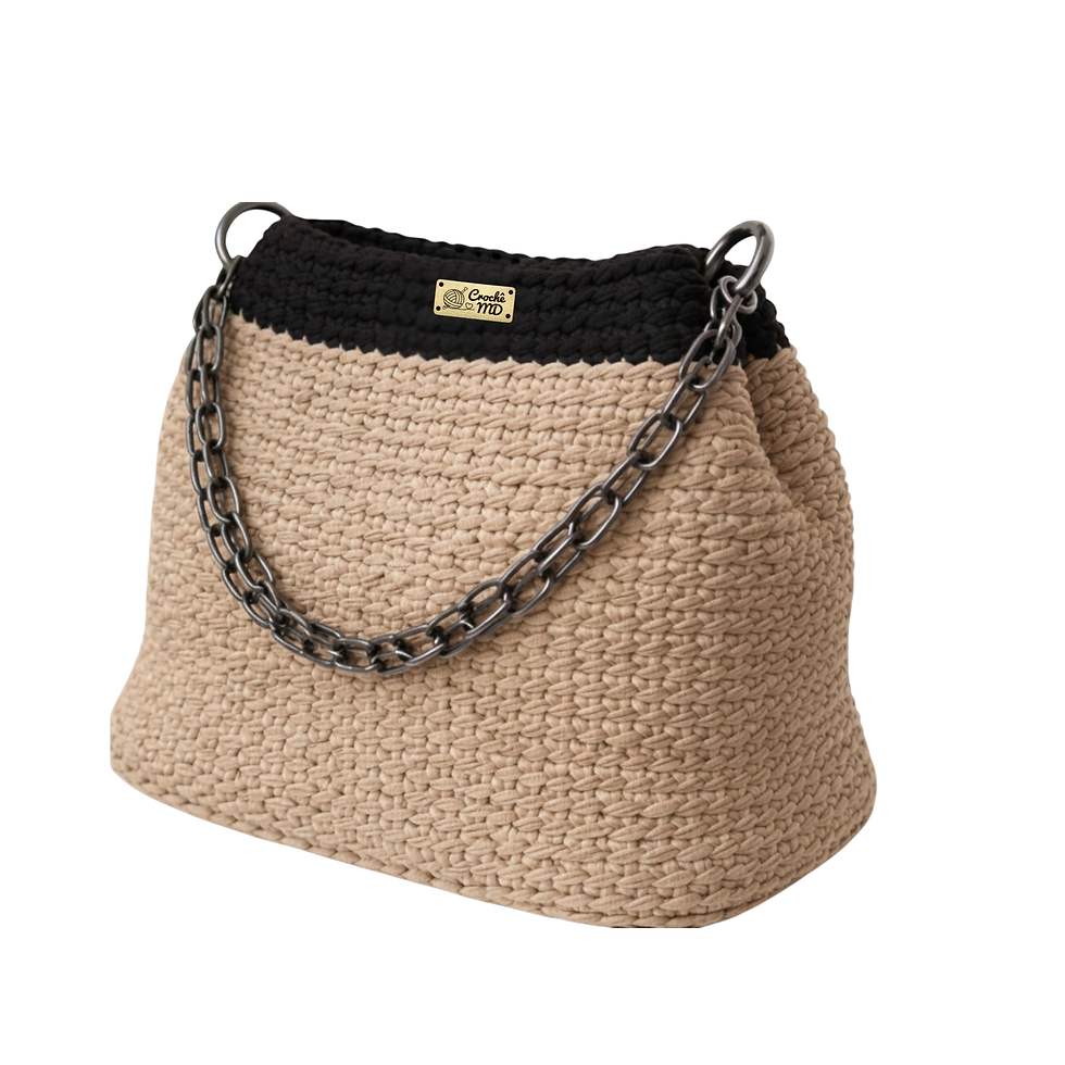 Clutch Mélodie MD Création em crochê branco gelo e marrom café, vista 3/4, mostrando o formato estruturado.