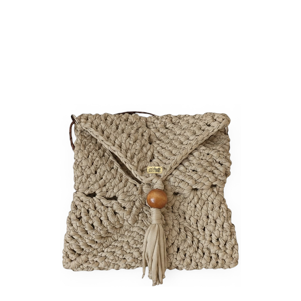 Mini bolsa Poésie MD Création em crochê bege natural com detalhe em madeira.