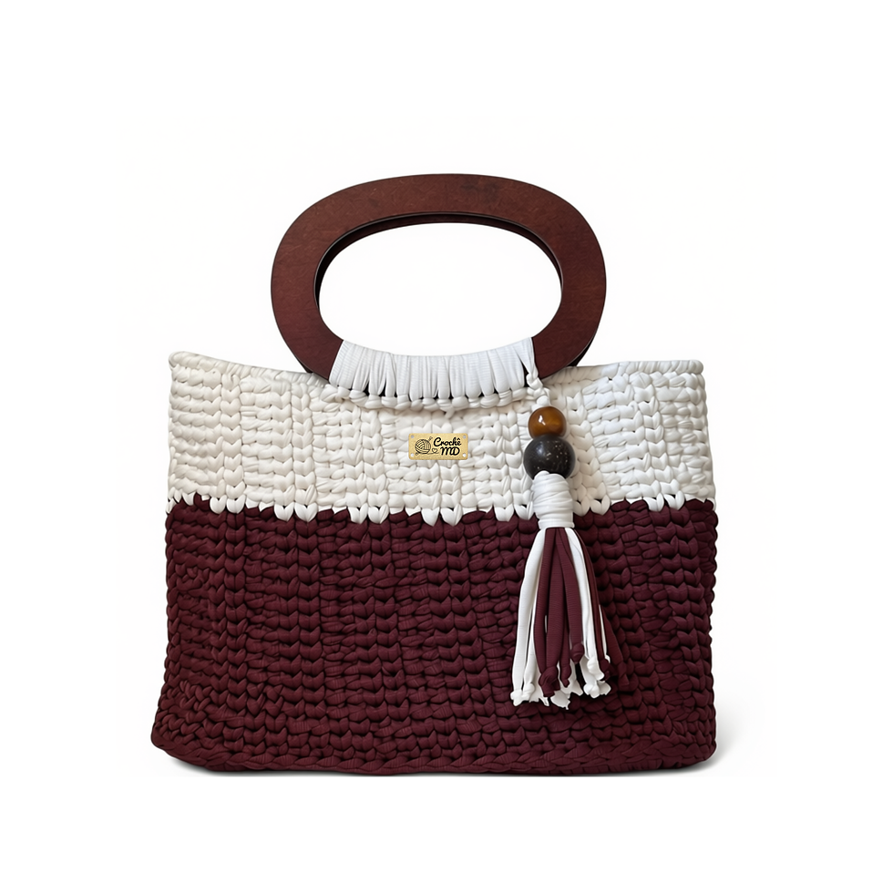 Bolsa feminina Ancrage MD Création em crochê branco gelo e bordõ profundo com alça oval de madeira e pingente artesanal.