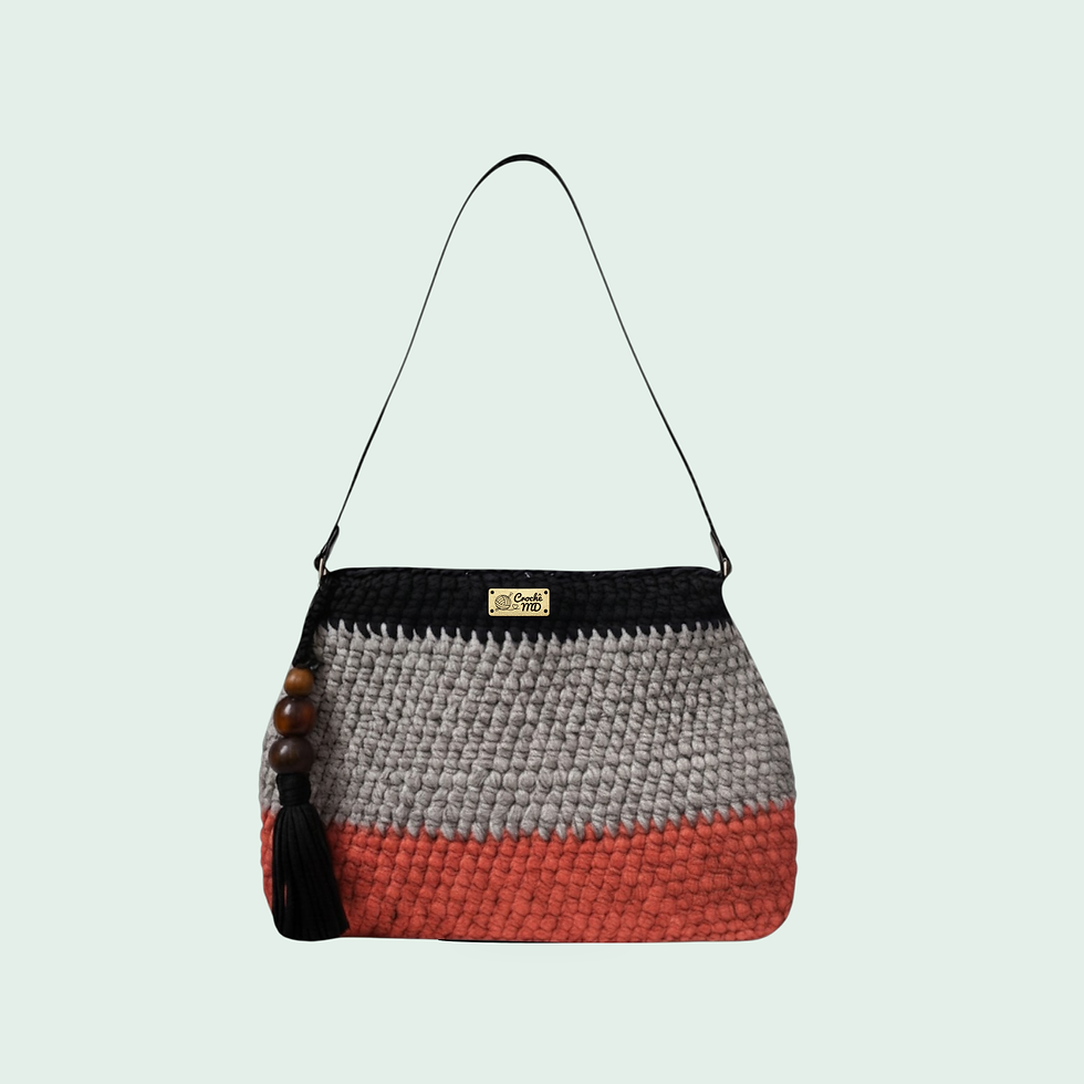 Bolsa feminina Élan MD Création, textura do crochê tricolor em preto, cinza e terracota.