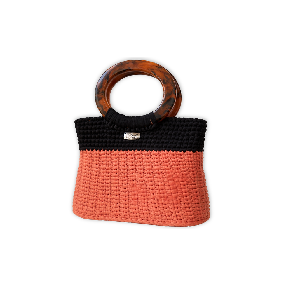 Mini bolsa Confiance MD Création de crochê, vista 3/4, destacando o contraste preto–rosa coral e a alça circular de madeira.