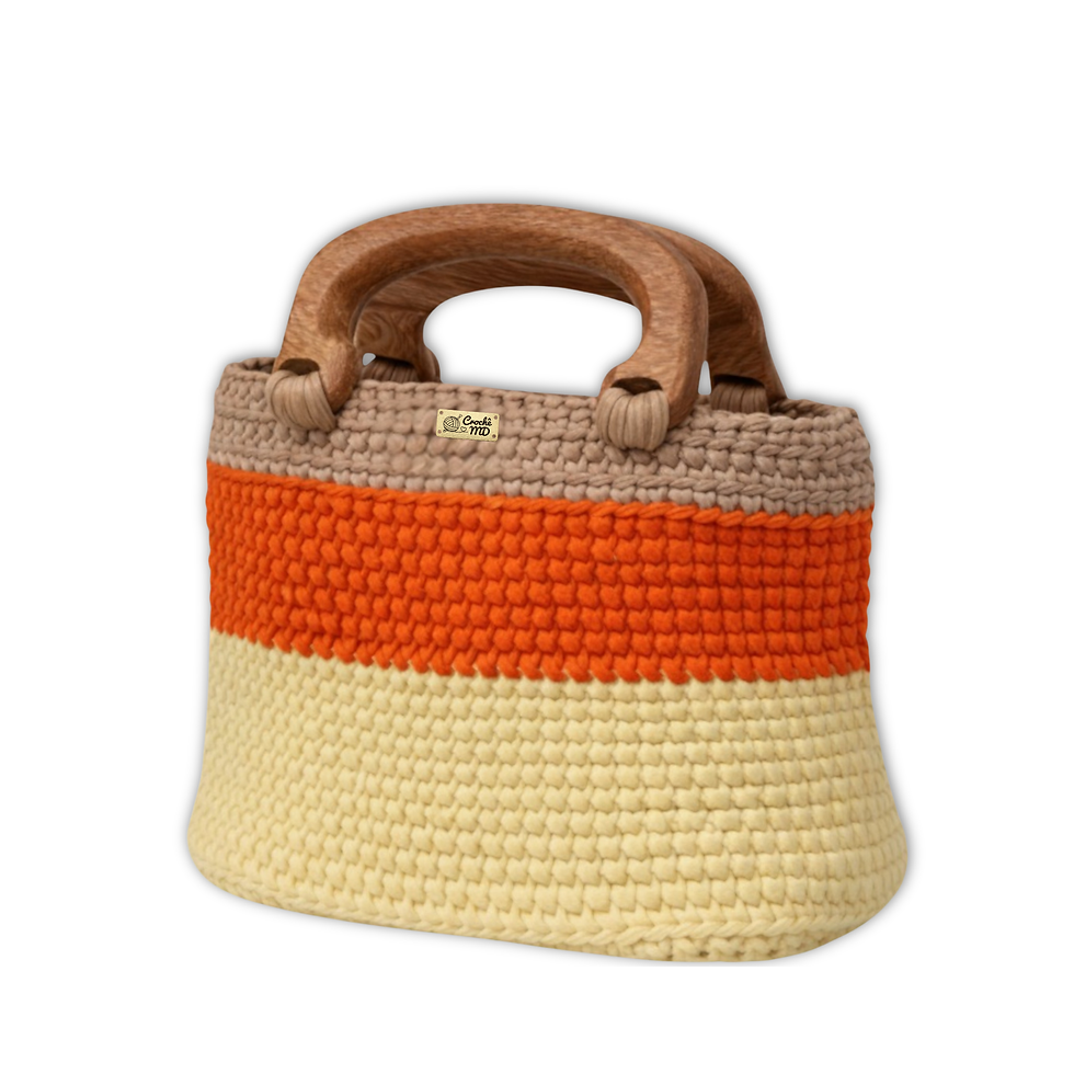 Bolsa  feminina de crochê Diversité MD Création tricolor vista 3/4, com alça de madeira e base bege suave estruturada.
