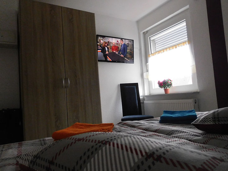 Fernsehen können Sie auch im Schlafzimmer der Ferienwohnung Amelsberg in 26789 Leer in Ostfriesland
