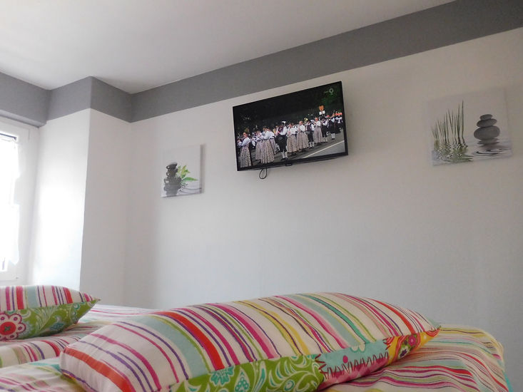 Im Schlafzimmer haben die Gäste der Ferienwohnung Leer einen Fernseher mit Sat Anschluss