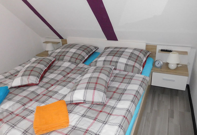 Ein kleines aber feines Schlafzimmer mit Doppelbett im Ferienhaus Amelsberg in Leer Ostfriesland
